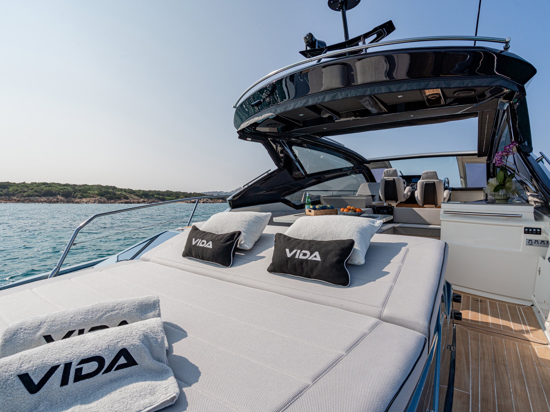 Salone open space con terrazza di poppa, zona lounge e prendisole vista mare