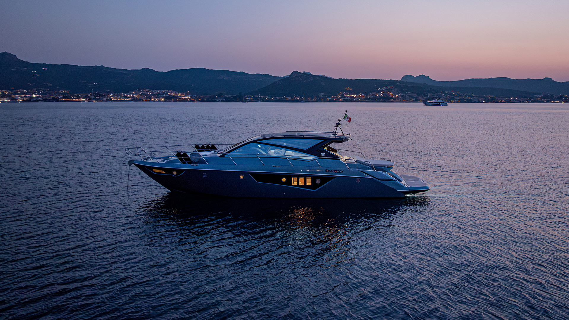 Vida Yacht sul mare al tramonto